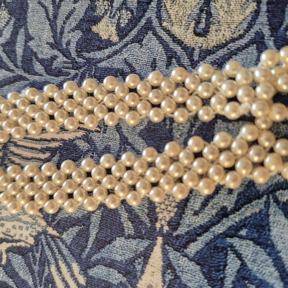 Cream Multi-Strand Pearl Necklace with Layered Design - Picture 4 of 6